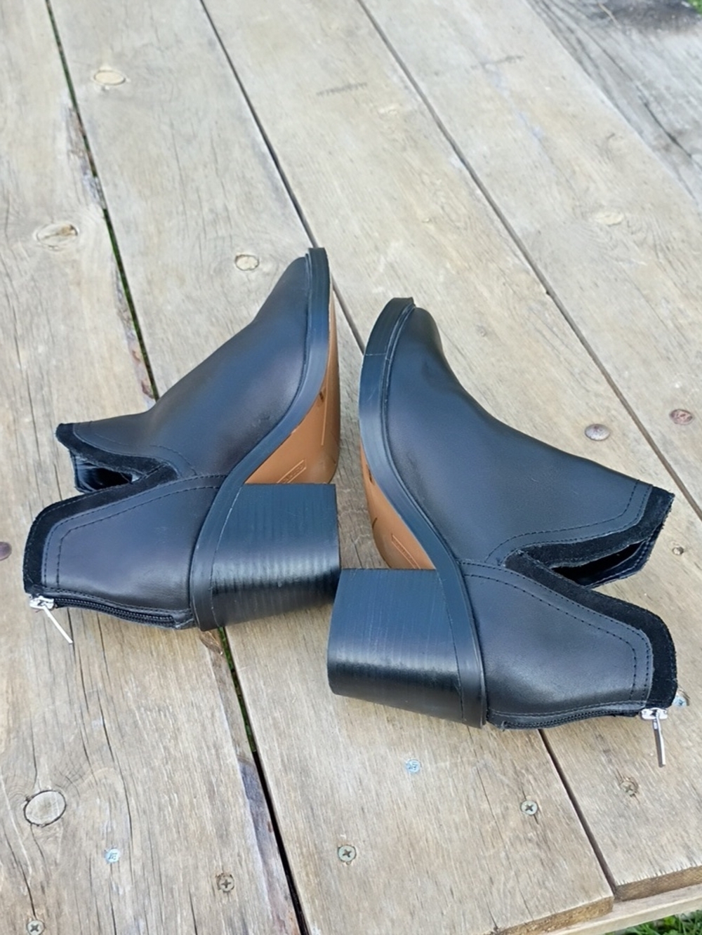 Vince Camuto Riggie Leather Heeled Bootie Size 8 M - Picture 7 of 12